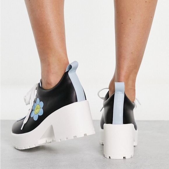 Koi Footwear Platform Daisy Sneakers, Size 5 - Picture 4 of 5
